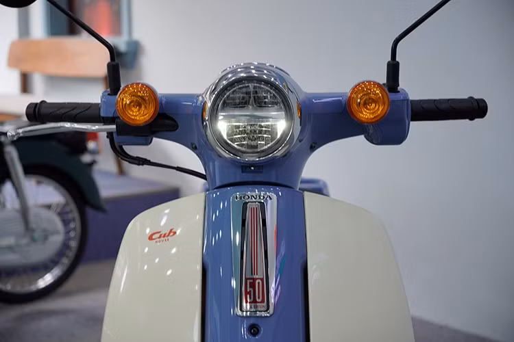 Honda Super Cub 50 Final Edition có cụm đèn pha LED hình tròn đặc trưng, trong khi đèn hậu tách rời cũng gợi nhắc đến thiết kế của mẫu Cub cổ điển.