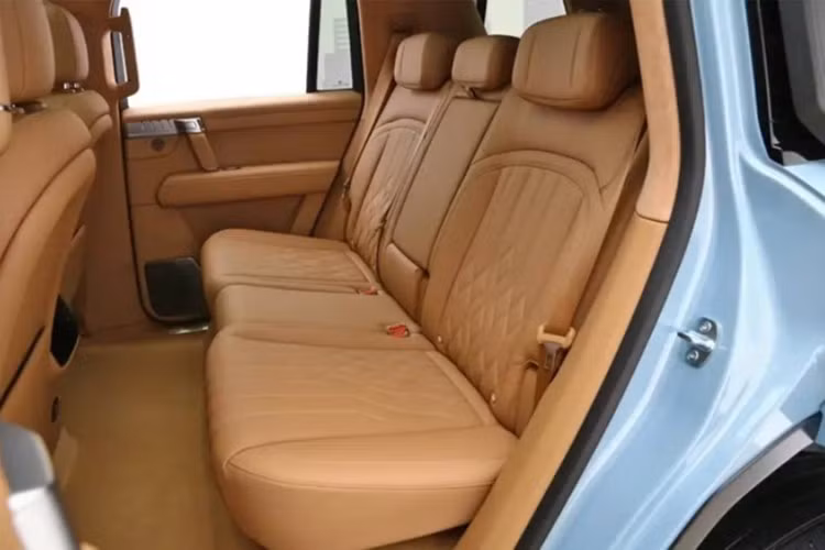 Điểm nhấn của M-Hero M817 không chỉ nằm ở sức mạnh mà còn là ngoại hình. Mẫu SUV mang phong cách thiết kế góc cạnh, dữ dằn, đậm chất quân sự pha trộn yếu tố tương lai, tạo nên hình ảnh khác biệt hoàn toàn so với phần lớn các mẫu SUV đang có trên thị trường. Tạo hình này gợi nhớ đến các dòng xe như Hummer EV hay Tank 500 Hi4-T nhưng mang ngôn ngữ thiết kế riêng biệt của M-Hero.