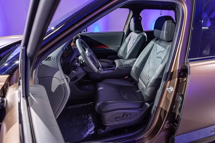Phiên bản cao cấp nhất được trang bị ghế ngồi bọc da Nappa, ghế trước chỉnh điện kèm nhớ vị trí ghế lái. Các trang bị khác gồm; sạc điện thoại không dây, cốp điện, hệ thống âm thanh cao cấp Bose, hiển thị thông tin trên kính lái (HUD) và cổng sạc USB-C công suất cao cho cả ba hàng ghế...