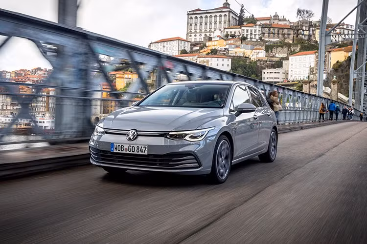 Volkswagen Việt Nam cho biết, khách hàng đã có thể đặt cọc mẫu xe hiệu năng cao Golf từ thời điểm này. Phí đặt cọc mẫu xe VW Golf từ 50 – 100 triệu đồng tùy từng phiên bản.