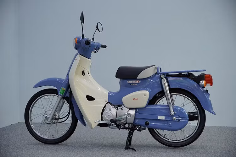 Honda Super Cub 50 Final Edition mang thiết kế hoài cổ, phối màu trắng – xanh Bonnie lấy cảm hứng từ thế hệ Super Cub 50 đầu tiên ra mắt vào năm 1966.