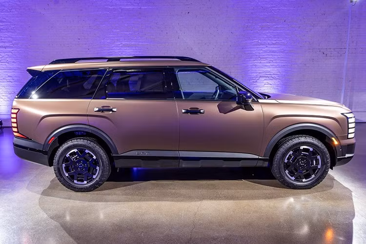 Theo công bố mẫu SUV cỡ lớn này có mức tiêu thụ nhiên liệu khoảng 5-5,5 lít/100 km ở điều kiện đường hỗn hợp, tiết kiệm hơn so với mức 7 lít/100 km của bản diesel thế hệ cũ. Mức giá xe Hyundai Palisade 2026 công bố từ 1,105 đến 1,359 triệu rupiah (tương đương 1,77 - 2,17 tỷ đồng).