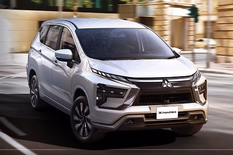 Được biết, giá bán cho Xpander 2025 tại thị trường Indonesia dao động từ 270,1 triệu rupiah (426 triệu đồng) đến 337,8 triệu rupiah (532 triệu đồng), trong khi Xpander Cross có giá từ 338 triệu rupiah (533 triệu đồng) đến 364,2 triệu rupiah (574 triệu đồng).