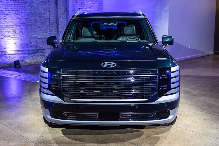 Cụ thể, lưới tản nhiệt cỡ lớn kết hợp cùng cụm đèn định vị LED hình chữ T tạo dấu ấn nhận diện rõ nét. Xe được trang bị mâm hợp kim 21 inch và đèn hậu LED, tạo nên tổng thể đậm chất SUV hạng sang.