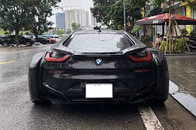 Chiếc BMW i8 này đã chạy hơn 6 vạn km, xe có điểm nhấn mà sẽ khiến các tay chơi độ xe thích, đó là bộ wide body kit do 1 xưởng độ ở TP.HCM tự chế. Điều này khiến nó trở thành chiếc BMW i8 độc nhất vô nhị.
