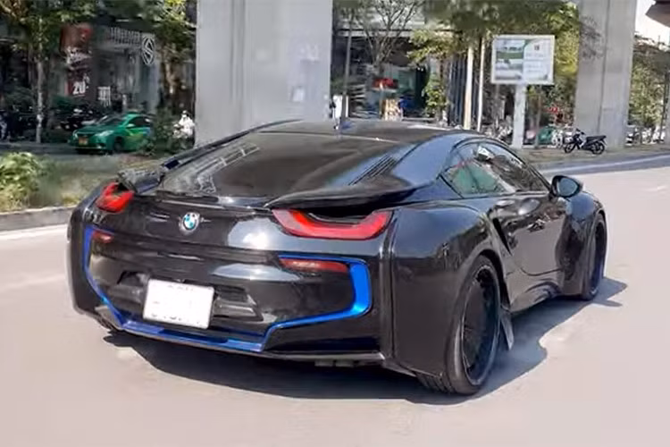 Nhờ hệ truyền động plug-in hybrid mà chiếc siêu xe BMW i8 này có công suất tổng cộng là 357 mã lực và mô-men xoắn cực đại 570 Nm. Xe có thời gian tăng tốc từ vị trí xuất phát lên 100km/h chỉ trong khoảng thời gian 4,4 giây trước khi đạt vận tốc tối đa 250 km/h.
