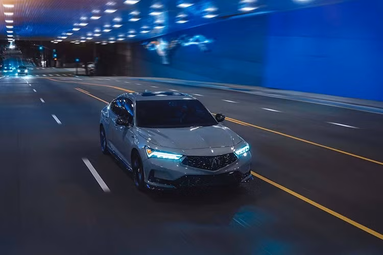 Khối động cơ xăng 4 xy-lanh, tăng áp, dung tích 1.5 lít, trên các phiên bản Integra thường vẫn giữ nguyên công suất 200 mã lực (khi dùng xăng cao cấp) tại 6.000 vòng/phút, mô-men xoắn cực đại 260 Nm từ 1.800 đến 5.000 vòng/phút. Nói cách khác, Acura không thay đổi động cơ này.