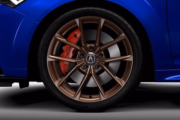 Lưới tản nhiệt sơn cùng màu thân xe chỉ khả dụng nếu khách hàng chọn Platinum White Pearl hoặc Urban Gray Pearl. Khách hàng lựa chọn Acura Integra 2026 phiên bản A-Spec sẽ có thêm bộ bodykit mới cùng mâm 18 inch sơn đen.