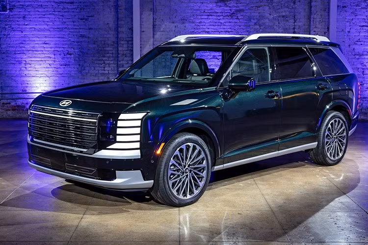 Hyundai Palisade hybrid được trang bị 10 túi khí, gói công nghệ an toàn chủ động Hyundai Smartsense, bao gồm nhiều hệ thống hỗ trợ người lái hiện đại: cảnh báo va chạm phía trước, hỗ trợ phanh khẩn cấp, hỗ trợ giữ làn, hỗ trợ tránh va chạm điểm mù, hỗ trợ phanh khi lùi và hệ thống kiểm soát hành trình thích ứng với tính năng Stop &amp; Go.