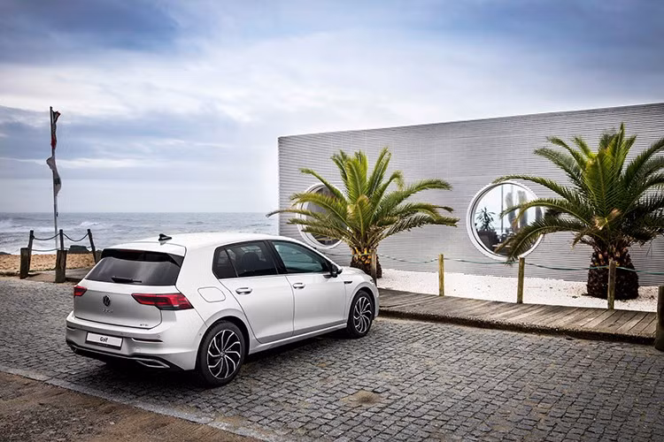 Phiên bản hiệu năng cao Golf R Performance 4Motion sử dụng động cơ xăng 2.0 TSI, công suất cực đại 315 mã lực và mô-men xoắn cực đại 420, vận tốc tối đa đạt 250 km/h. Đi kèm là hệ dẫn động 4 bánh toàn thời gian 4Motion X và hộp số tự động ly hợp kép DSG X.