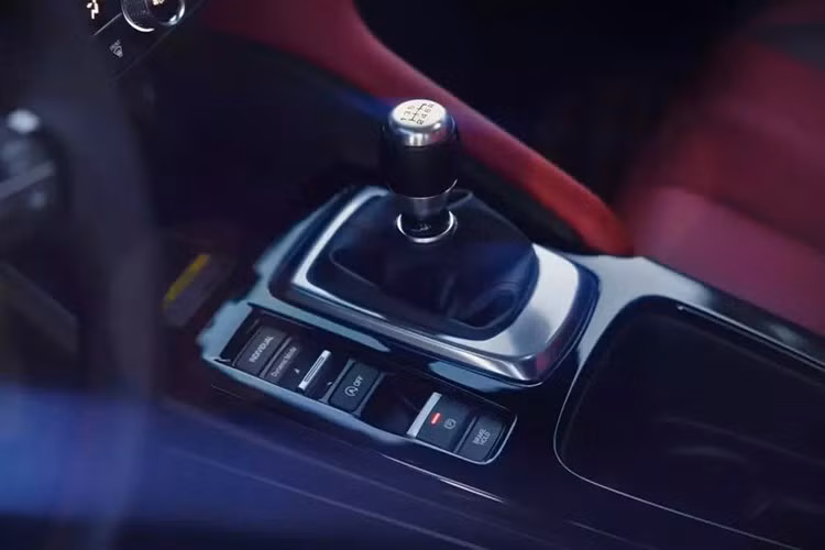 Hộp số sàn đi kèm vi sai hạn chế trượt cầu trước, nhiều khả năng vẫn chỉ dành riêng cho Acura Integra A-Spec với gói công nghệ và Type S. Các phiên bản khác vẫn dùng hộp số CVT tiết kiệm nhiên liệu hơn. Giá bán của Integra 2026 chưa được công bố, và Acura cũng chưa tiết lộ chi tiết về phiên bản Type S.