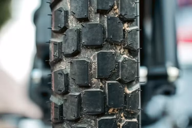 Xe vẫn sử dụng thông số bộ lốp cũ là 90/ 100-16M/ C 51P (lốp có săm) trước và sau. Tuy nhiên, theo một số người sử dụng PG1 cho biết, phiên bản PG1 2025 sẽ có gai rộng hơn và mật độ phân bổ tối ưu hơn giúp việc di chuyển trong phố ít gợn và thoải mái và bám đường tốt hơn.