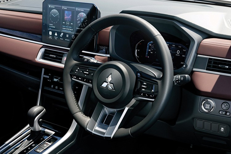 Khoang nội thất của Xpander được làm mới với tông màu đen chủ đạo. Vô-lăng ba chấu có thiết kế mới, cụm đồng hồ kỹ thuật số kích thước 8 inch được đặt phía sau vô-lăng, đi kèm màn hình giải trí trung tâm cảm ứng 10 inch.