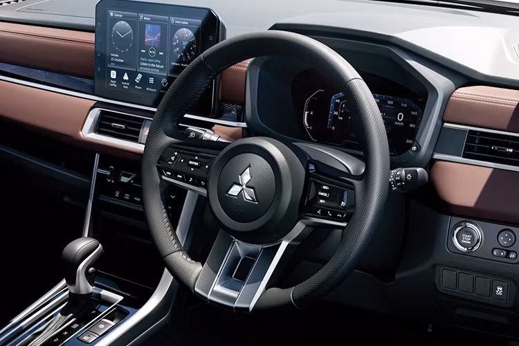 Khoang nội thất của Xpander được làm mới với tông màu đen chủ đạo. Vô-lăng ba chấu có thiết kế mới, cụm đồng hồ kỹ thuật số kích thước 8 inch được đặt phía sau vô-lăng, đi kèm màn hình giải trí trung tâm cảm ứng 10 inch.