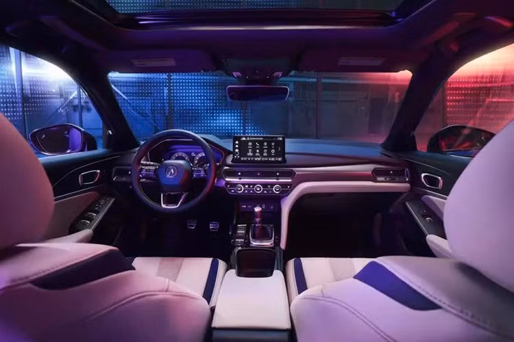 A-Spec còn được trang bị hệ thống đèn nội thất mở rộng. Nếu chọn nội thất màu đen, Acura sẽ bổ sung đường chỉ khâu màu vàng trên tapi cửa, vô-lăng, cần số và ghế.. Nếu chọn nội thất màu trắng Orchid, Acura Integra A-Spec sẽ có các chi tiết bọc da lộn màu xanh.