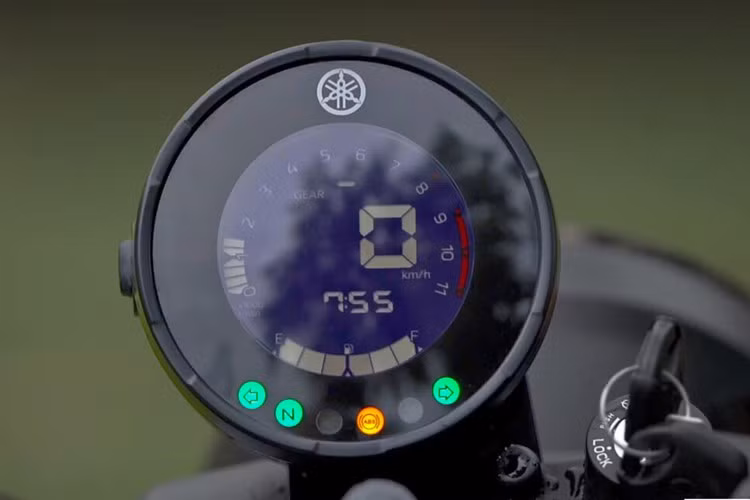 Ở phiên bản 2025, Yamaha PG1 được trang bị đồng hồ LCD kỹ thuật số, dạng tròn khá tương tự XSR155. Đồng hồ sẽ sử dụng nền xanh, có thể điều chỉnh độ sáng 3 cấp độ. Các thông tin như tốc độ, nhiên liệu, hộp số,… đều được hiển thị rõ ràng mà vẫn giữ được phong cách cổ điển.