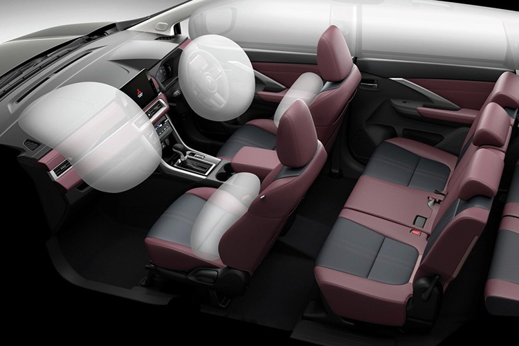 Bảng điều khiển cảm ứng được bố trí lại sang bên trái, thuận tiện cho người lái sử dụng. Hàng ghế thứ hai bổ sung tựa đầu cho vị trí giữa và thêm bệ tì tay trung tâm tích hợp khay để cốc. Riêng Xpander Cross có điểm nhấn là nội thất phối màu đen – đỏ Burgundy sang trọng và ốp trang trí vân gỗ nhân tạo.