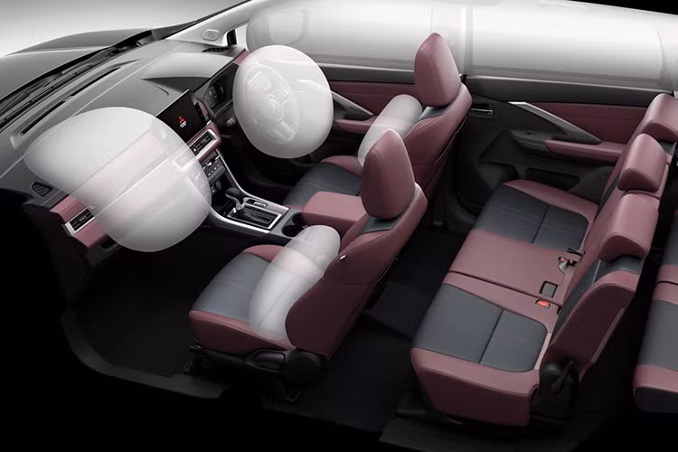 Bảng điều khiển cảm ứng được bố trí lại sang bên trái, thuận tiện cho người lái sử dụng. Hàng ghế thứ hai bổ sung tựa đầu cho vị trí giữa và thêm bệ tì tay trung tâm tích hợp khay để cốc. Riêng Xpander Cross có điểm nhấn là nội thất phối màu đen – đỏ Burgundy sang trọng và ốp trang trí vân gỗ nhân tạo.