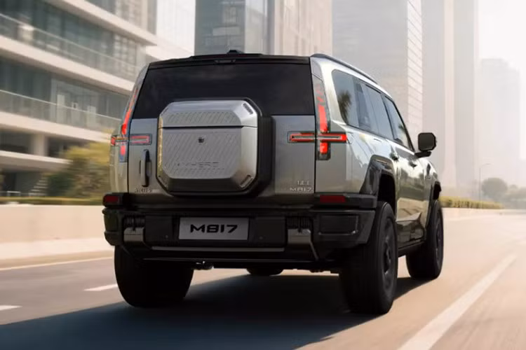 Mẫu xe SUV xăng lai điện M-Hero M817 là sản phẩm hợp tác giữa Dongfeng và Huawei, phát triển dựa trên nền tảng của “người anh em” M-Hero 917 nhưng có kích thước nhỏ gọn hơn.