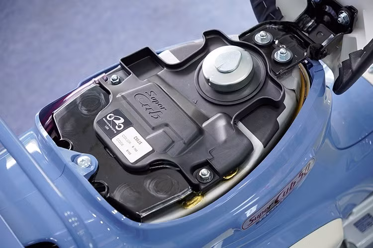 Là phiên bản cuối cùng của dòng xe, Super Cub 50 Final Edition sở hữu nhiều chi tiết đặc trưng như logo “Honda 50 Final Edition” ở hai bên hông, huy hiệu trước lấy cảm hứng từ mẫu C50 nguyên bản.