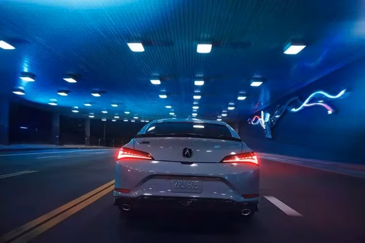 Đối với Integra Type S đắt đỏ hơn, xe có công suất 320 mã lực tại 6.500 vòng/phút và mô-men xoắn 420 Nm trong khoảng 2.600–4.000 vòng/phút. Hiện tại, Integra và Integra Type S đang có giá khởi điểm lần lượt là 33.000 USD và 52.900 USD (chưa gồm phí vận chuyển).