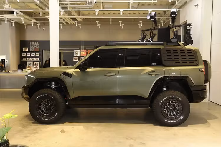 Hiện tại, Dongfeng chưa có kế hoạch phân phối M817 ra ngoài Trung Quốc, đặc biệt là tại thị trường Mỹ. Tuy nhiên, thông tin từ phía hãng cho biết, mẫu xe này sẽ có thêm bản tay lái nghịch, mở ra khả năng xuất khẩu sang một số quốc gia tại châu Á, châu Phi và Nam Mỹ trong tương lai.