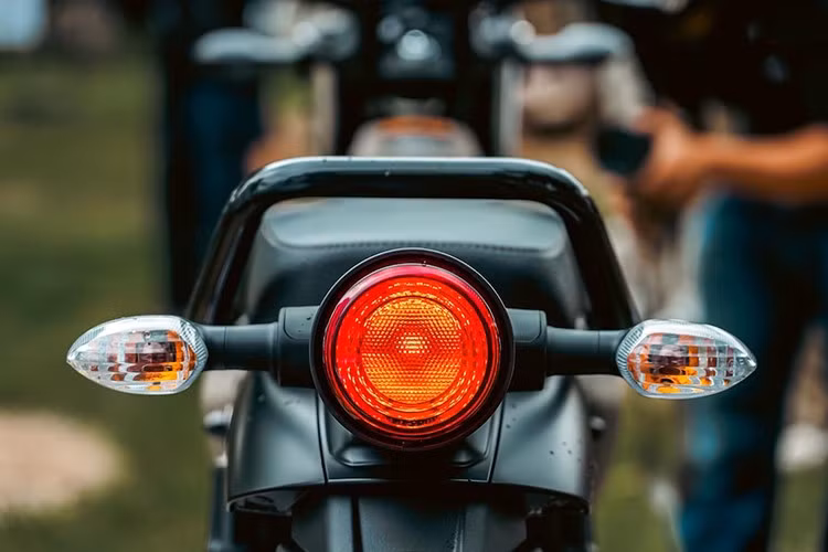 Thân xe và các chi tiết bên sườn vẫn được thiết kế hầm hố, các chi tiết khung để lộ ra ngoài đem đến vẻ ngoài "bụi bặm". Phần đèn hậu và xi nhan phía sau không thay đổi nhiều so với thế hệ cũ.