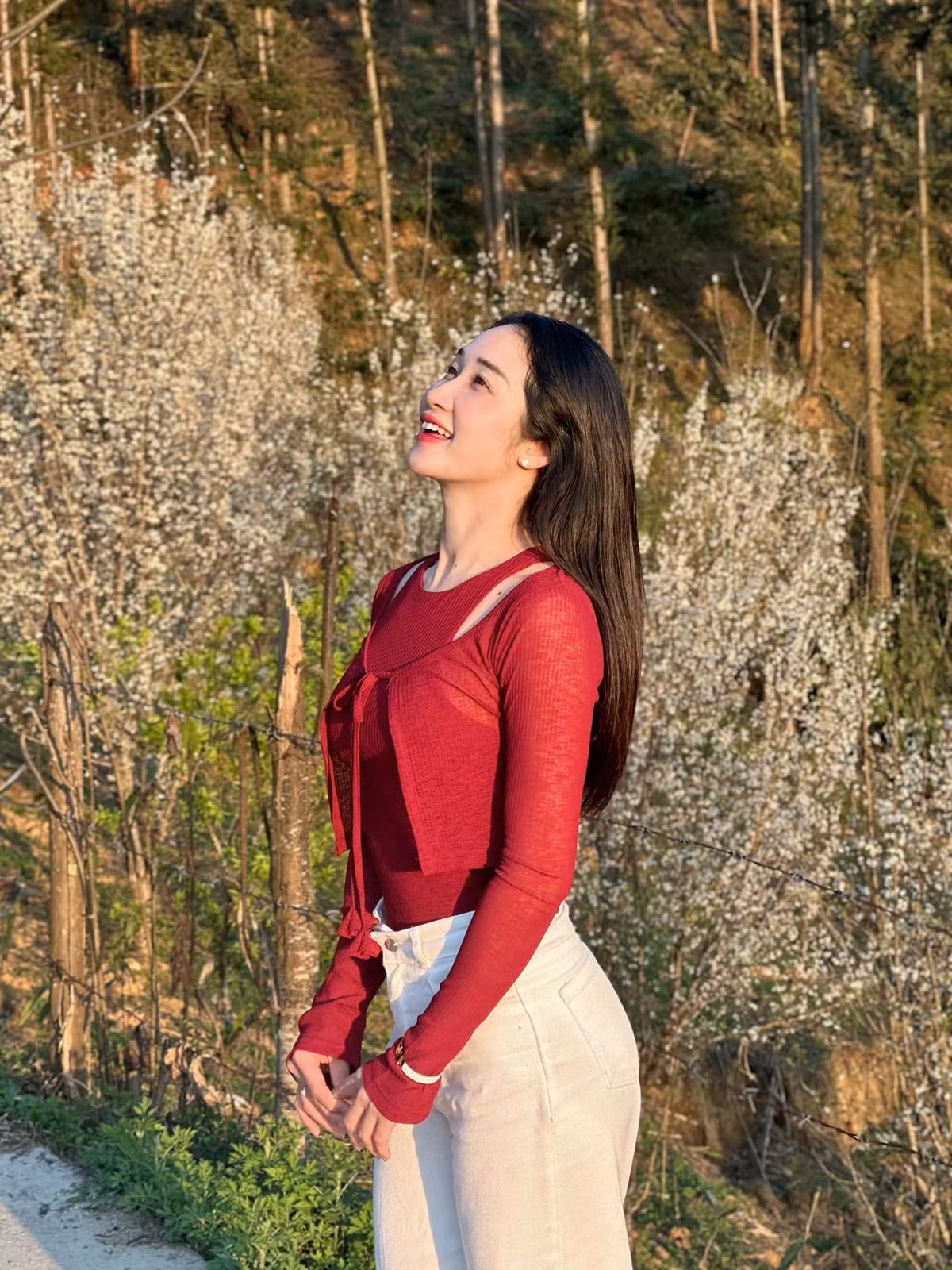 Khi kết thúc công việc, người đẹp thoải mái hơn trong các lựa chọn phục trang.