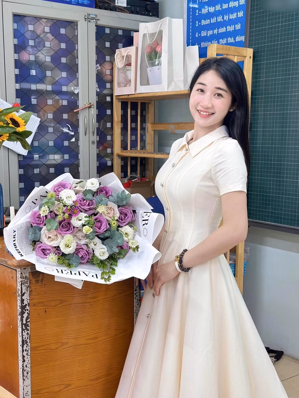 Đặc biệt, trang phục Phương Thảo mặc được xem xét kỹ lưỡng để phù hợp với hoàn cảnh.