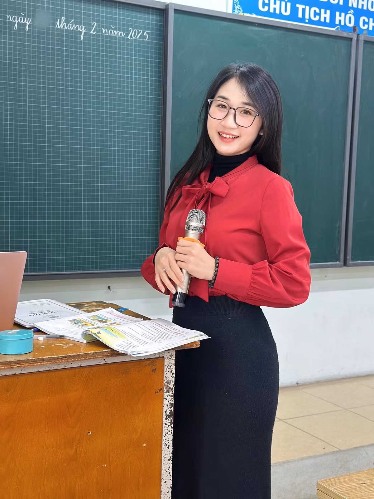 Khi lên lớp, Lưu Thị Phương Thảo ăn vận chuẩn mực.