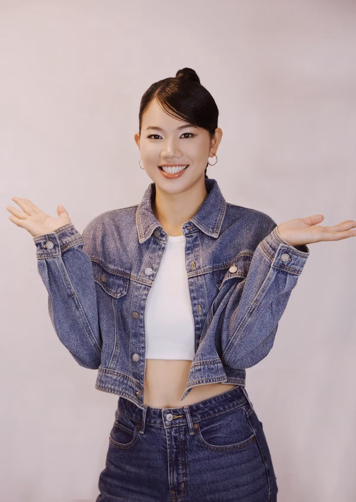 Từ việc học trang điểm đến tham gia các trend “biến hình” trên mạng xã hội, Ánh Viên khiến dân mạng nhiều phen “há hốc” bởi màn lột xác visual đầy bất ngờ và ấn tượng.