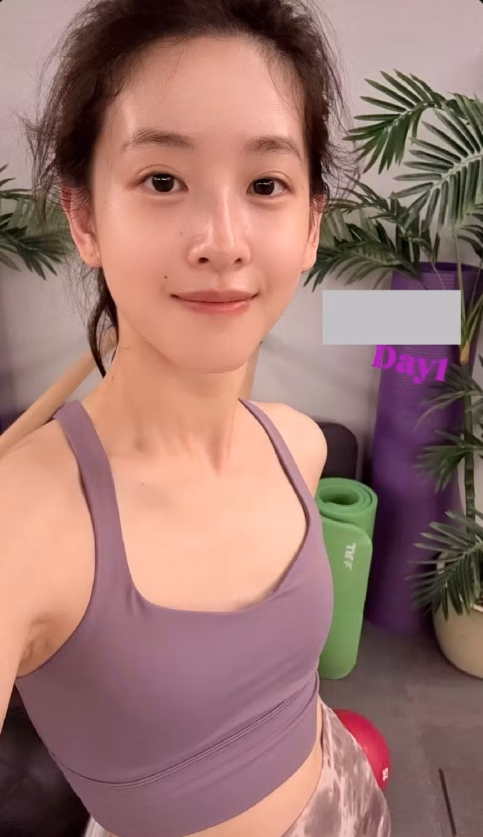 Truyền thông Trung Quốc đồng loạt chia sẻ lại tấm ảnh này, dành lời khen ngợi cho nhan sắc của "hot girl trà sữa" Chương Trạch Thiên ở tuổi U35.