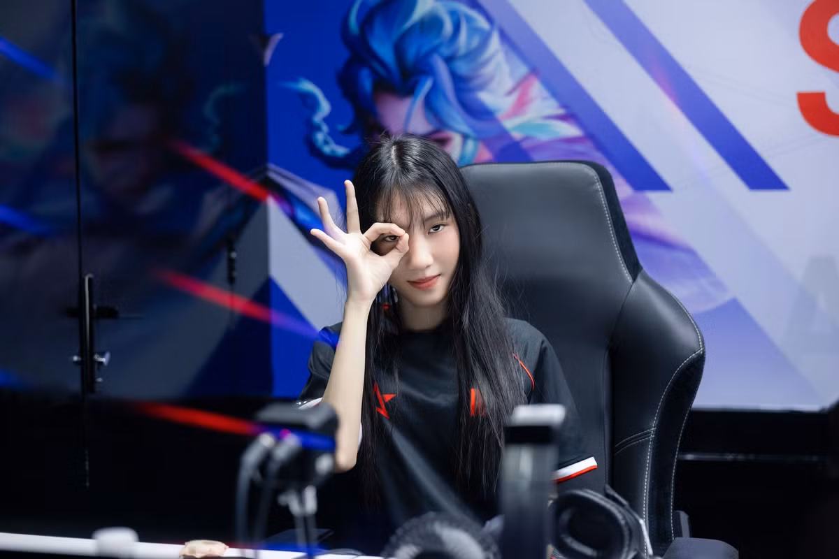 Song, Hoa Tranh vẫn giữ đúng cá tính, không chia sẻ quá nhiều về cảm xúc mà chỉ “capcut giật giật” tấm huy chương vàng danh giá mà bản thân nhận được.