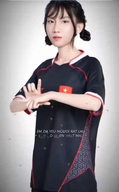 Được biết, cô gái đang khiến cả cõi mạng tìm kiếm này tên đầy đủ là Bùi Nguyễn Hoa Tranh, còn được biết đến với nickname là RuuRuu, sinh năm 2005, quê quán An Giang.