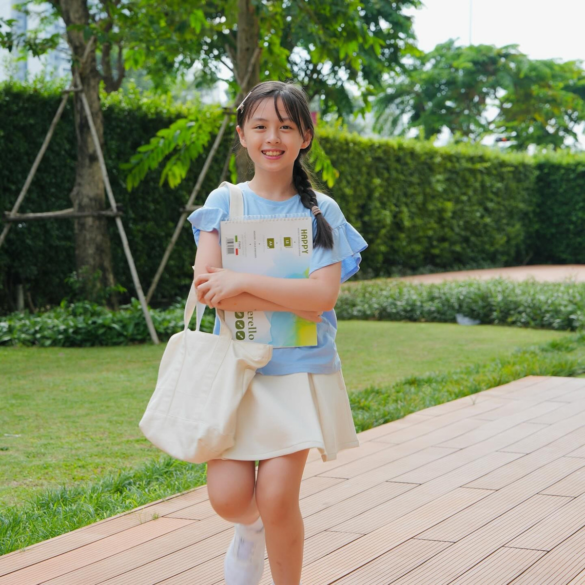 Bố mẹ bé Cam Cam thường xuyên cho con trải nghiệm, khám phá thế giới xung quanh, từ những chuyến đi chơi, du lịch cho tới các hoạt động nghệ thuật. Nhờ vậy, cô bé vừa giữ được sự hồn nhiên trẻ thơ, vừa sớm bộc lộ tính cách độc lập, tự tin.