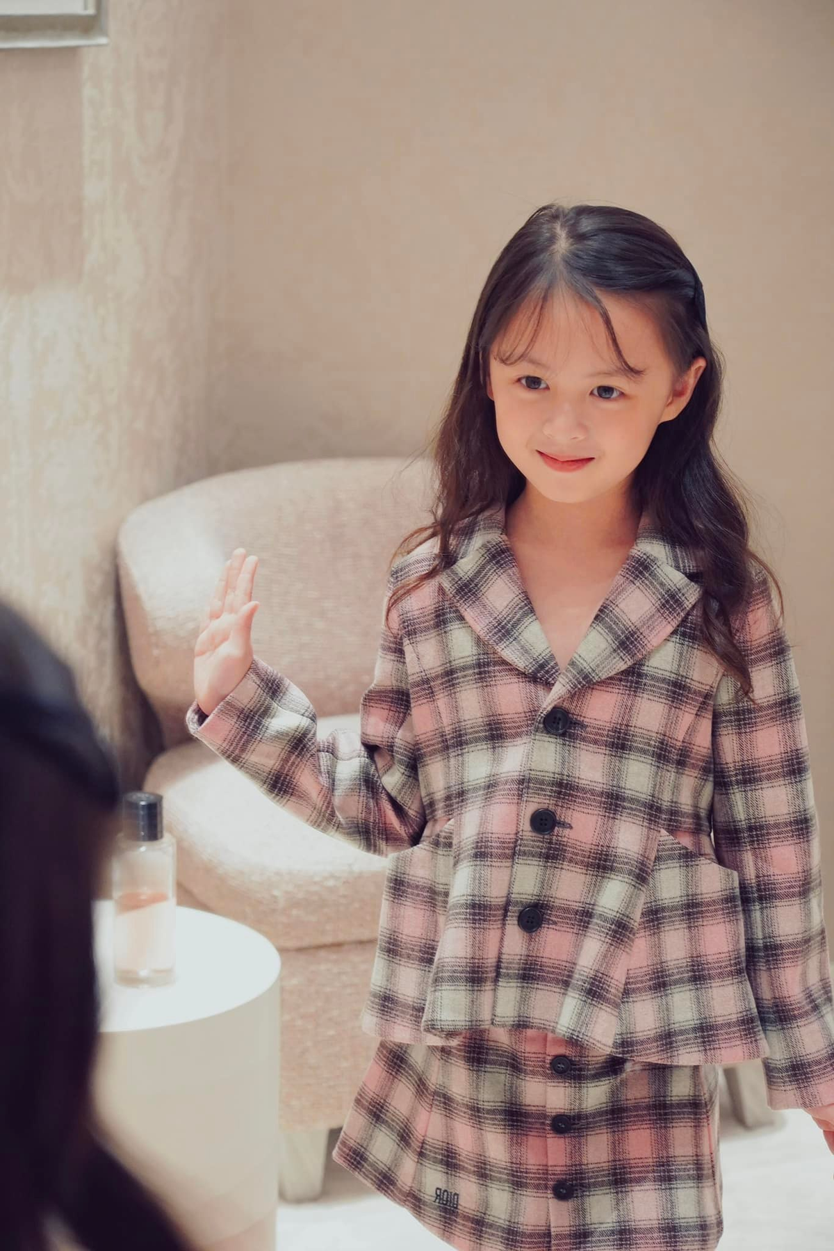 Cam Cam lớn lên trong môi trường đầy ắp tình yêu thương, nhưng không bị bao bọc quá mức.