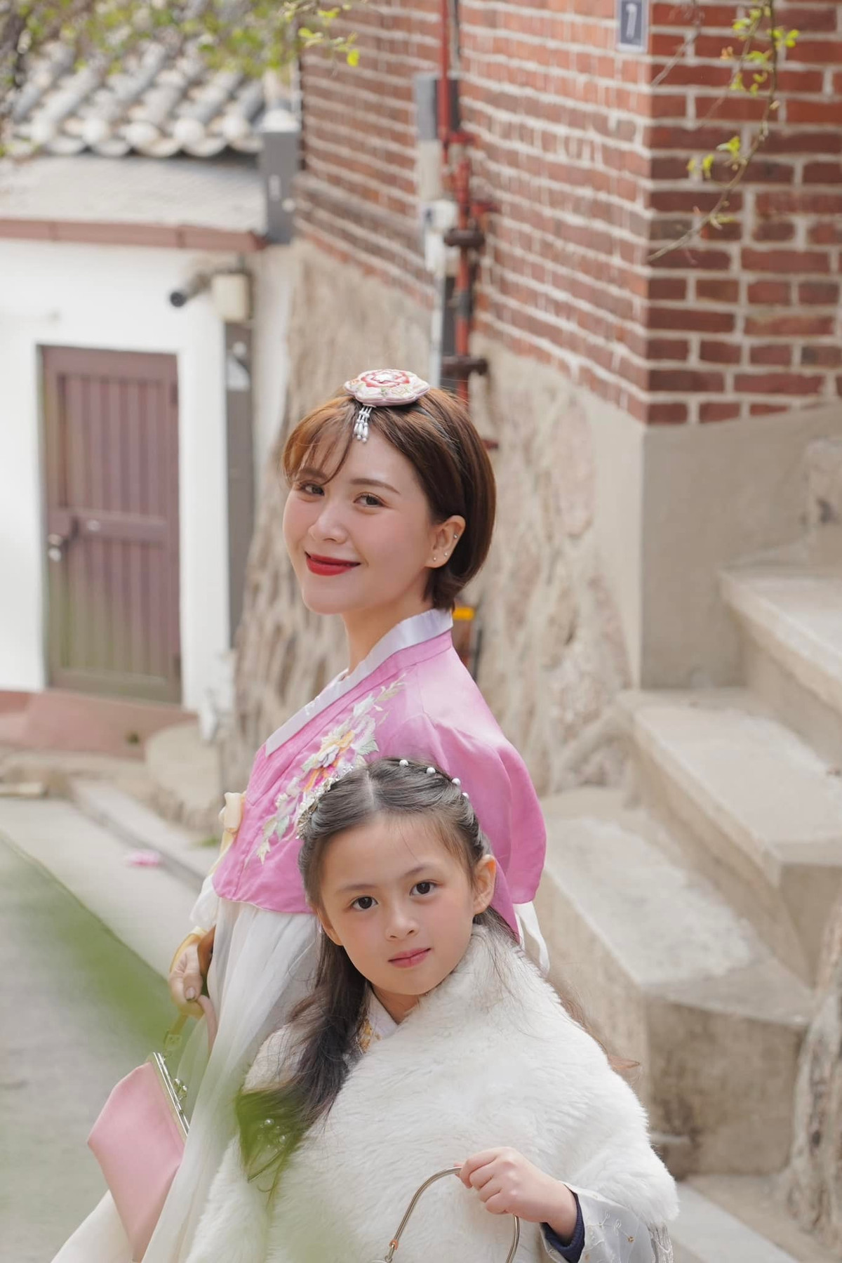 Không ít khán giả vẫn còn nhớ khoảnh khắc mẹ Heo Mi Nhon bật khóc khi thấy con gái nhỏ dũng cảm vượt qua thử thách, trưởng thành hơn sau từng trải nghiệm.