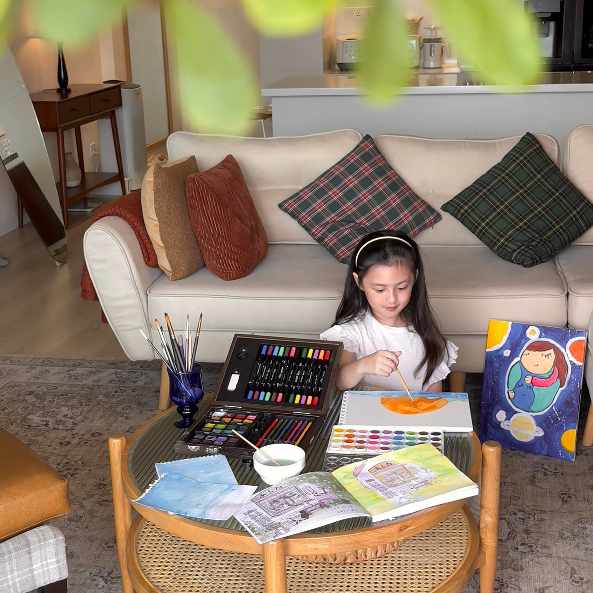 Mới đấy mà đã 5 năm trôi qua, "cô bé Cam Cam ngày nào" nay đã 9 tuổi. Trong những hình ảnh gần đây, bé Cam Cam gây bất ngờ gương mặt thanh thoát và thần thái dịu dàng.