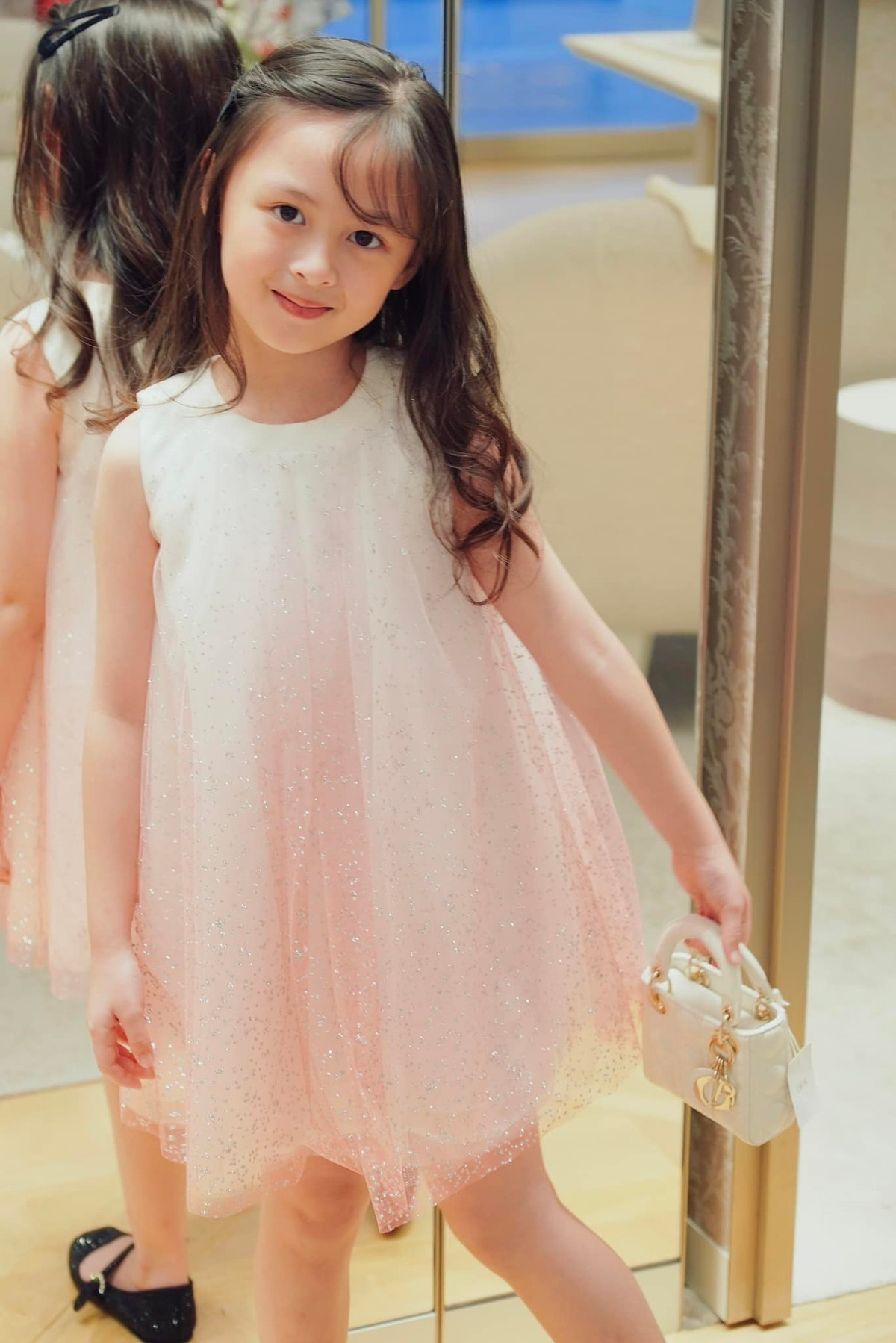 Mỗi lần xuất hiện trên mạng xã hội, Cam Cam đều nhanh chóng "gây bão" với nhan sắc và thần thái của mình. Nhiều người dự đoán trong tương lai, cô bé có thể tỏa sáng ở lĩnh vực nghệ thuật, đặc biệt là mỹ thuật hoặc sáng tạo.