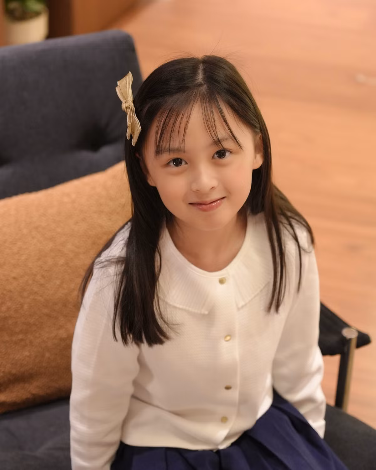 Dù còn nhỏ tuổi, nhưng bé Cam Cam thể hiện sự tỉ mỉ, tập trung và sáng tạo trong từng bức vẽ. Kiên Hoàng và Heo Mi Nhon nhiều lần chia sẻ thành quả của con gái, và nhận về vô số lời khen từ người hâm mộ.