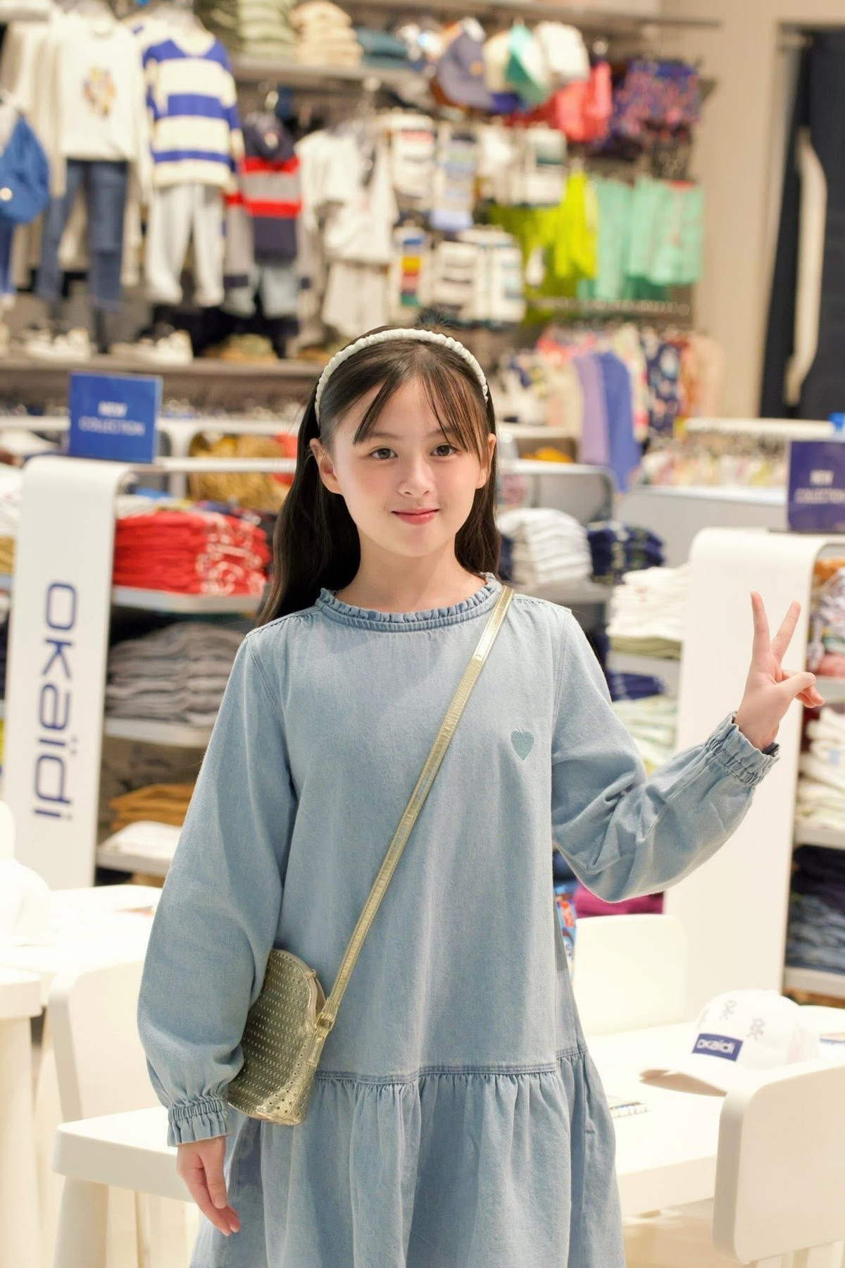 Không chỉ dừng lại ở ngoại hình, Cam Cam còn khiến cộng đồng mạng ngạc nhiên bởi khả năng hội họa của mình.