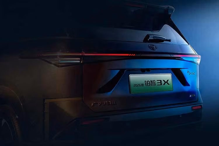 Khác biệt giữa phiên bản Knight Edition và Toyota bZ3X tiêu chuẩn không quá lớn, nhưng đủ để hấp dẫn những khách hàng yêu thích phong cách tối màu. Ngoài lớp sơn ngoại thất đen tuyền, xe còn được trang bị logo cùng tông ở phía trước và phía sau. Thêm vào đó là bộ mâm 18 inch có thiết kế riêng với các tấm ốp khí động học màu đen-bạc.