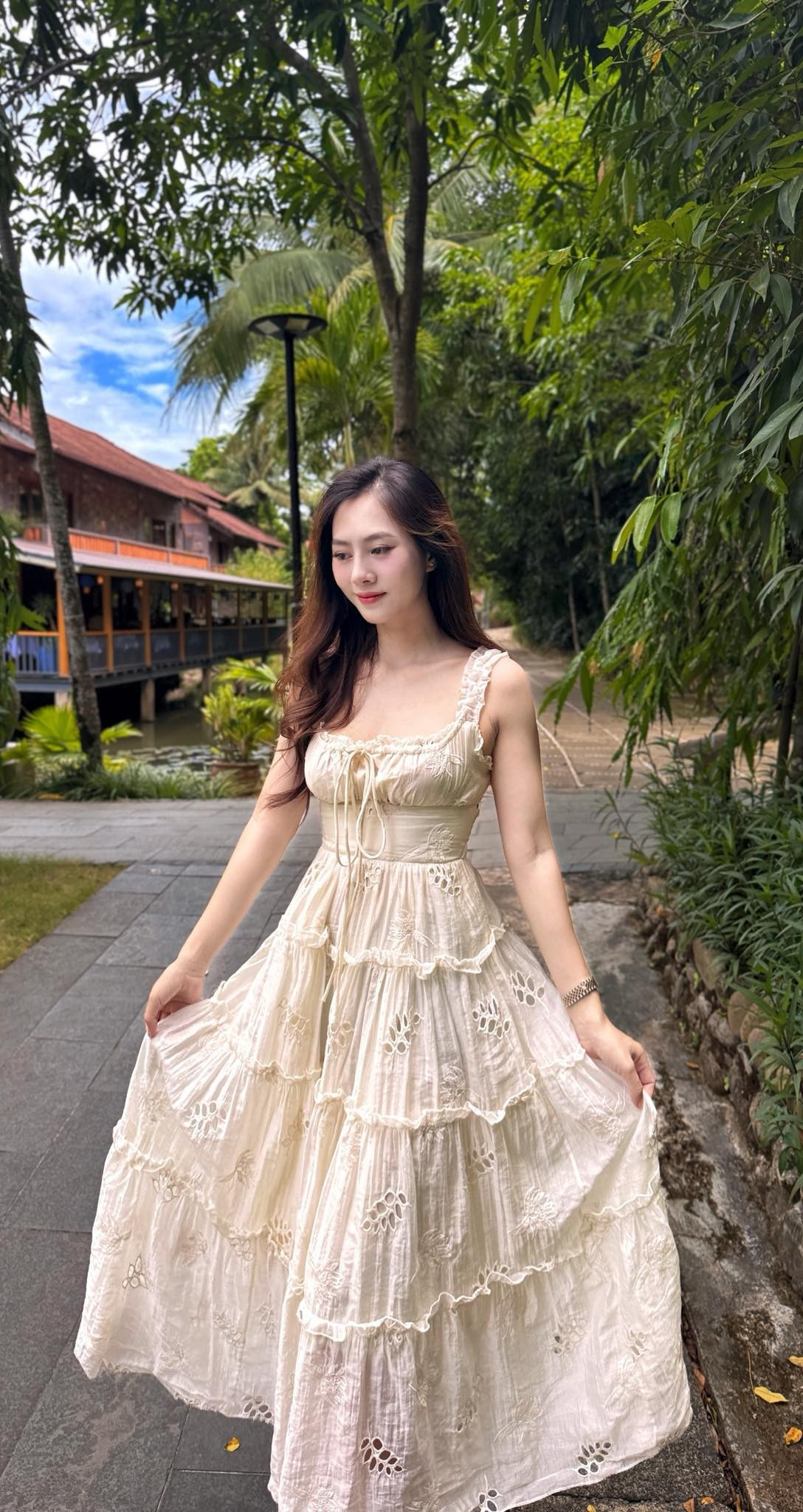 Được biết đến với biệt danh "hot girl Yến Xôi" từ những ngày đầu nổi tiếng, Đinh Hải Yến luôn thu hút sự chú ý nhờ vẻ ngoài xinh đẹp, cuốn hút.