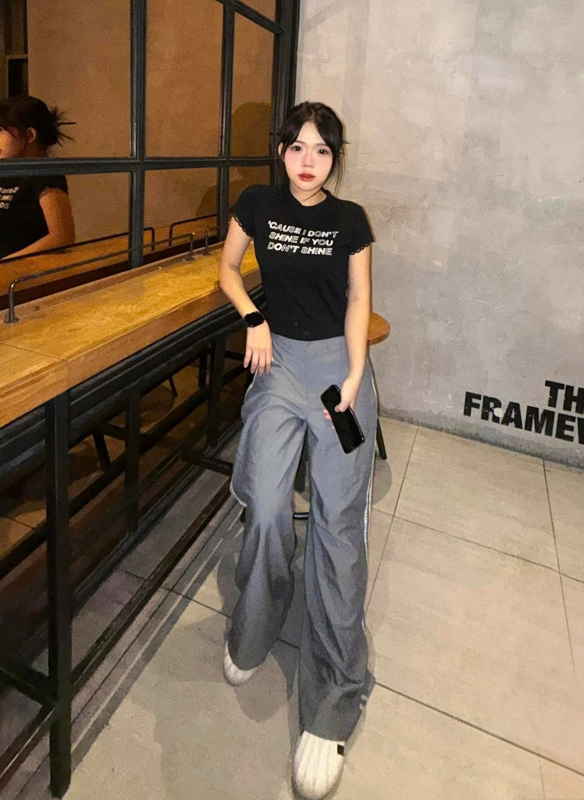 Trong đoạn clip, Diễm Quỳnh xuất hiện với găng tay chuyên dụng, nhẹ nhàng sắp xếp từng viên bi vào đúng vị trí, thao tác dứt khoát nhưng vẫn vô cùng mềm mại. Kết quả là chỉ sau vài giây, các viên bi đã được điều hướng chuẩn chỉnh. Nhiều người xem thậm chí còn để lại bình luận, cho rằng họ chưa từng thấy ai “xếp bi” đẹp mắt và gọn gàng đến vậy.