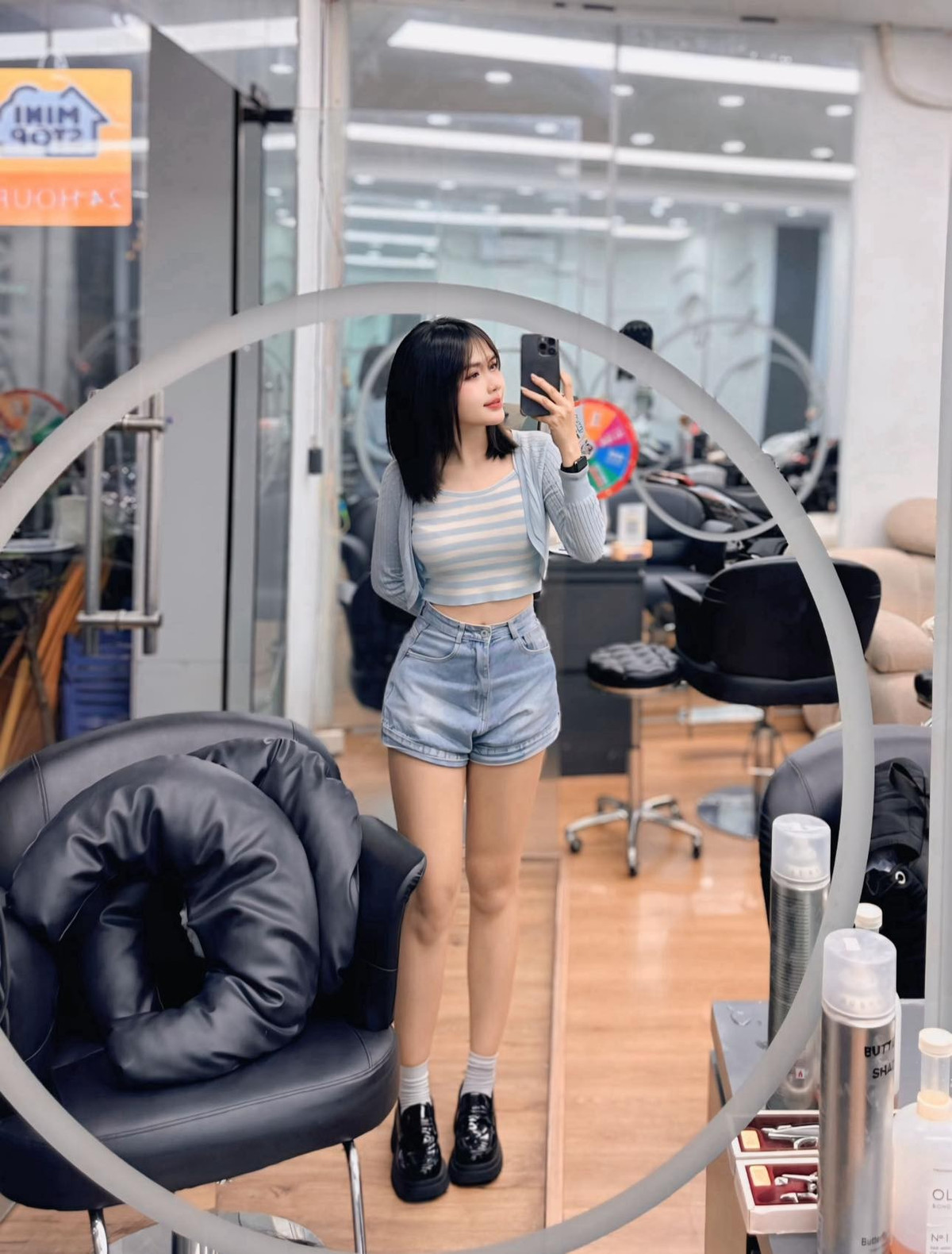 Sự nghiêm túc của Diễm Quỳnh trong từng chi tiết nhỏ khiến người xem cảm nhận được niềm đam mê thật sự dành cho bộ môn bida, một điều mà không phải hot girl nào cũng làm được.