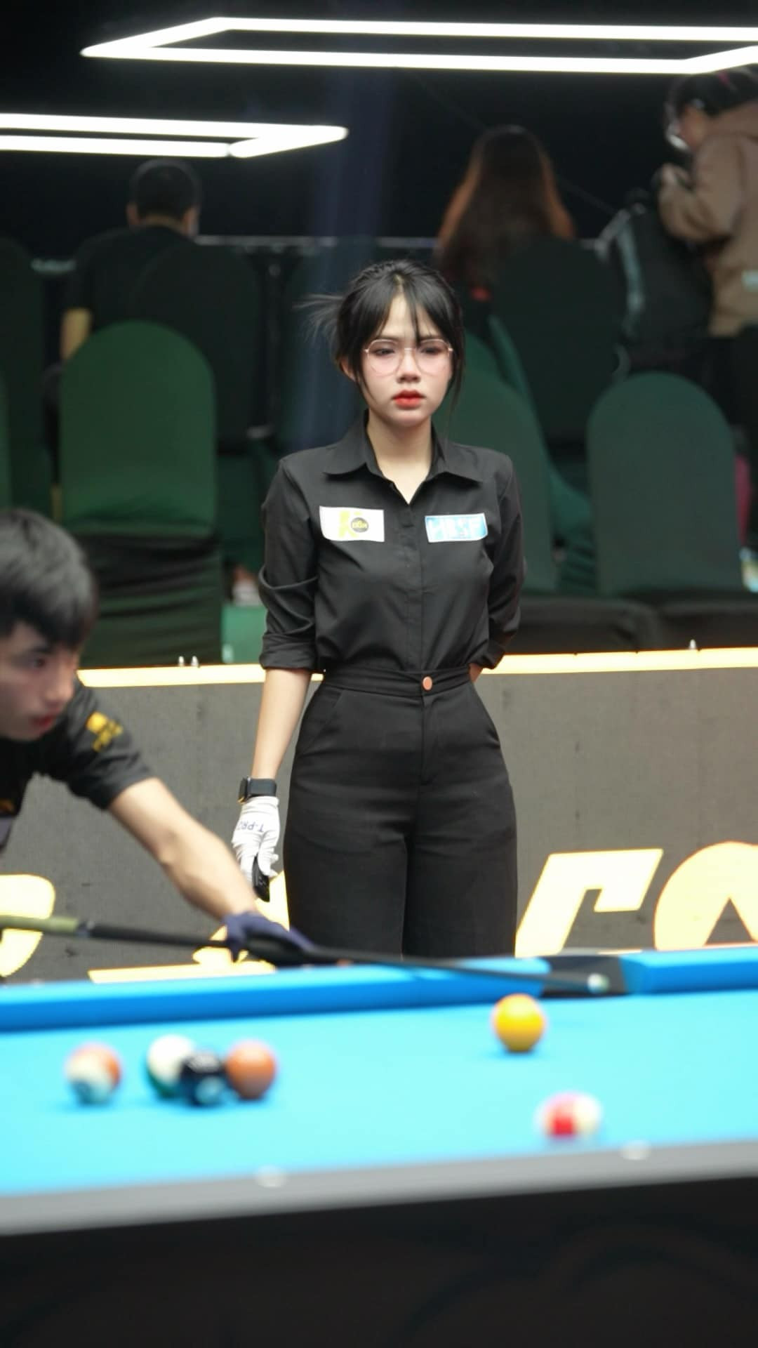 Hot girl này xuất hiện trong trang phục chỉnh chu, tác phong nghiêm túc, thực hiện chuẩn từng thao tác của một trọng tài chuẩn mực đã tạo được ấn tượng mạnh mẽ.