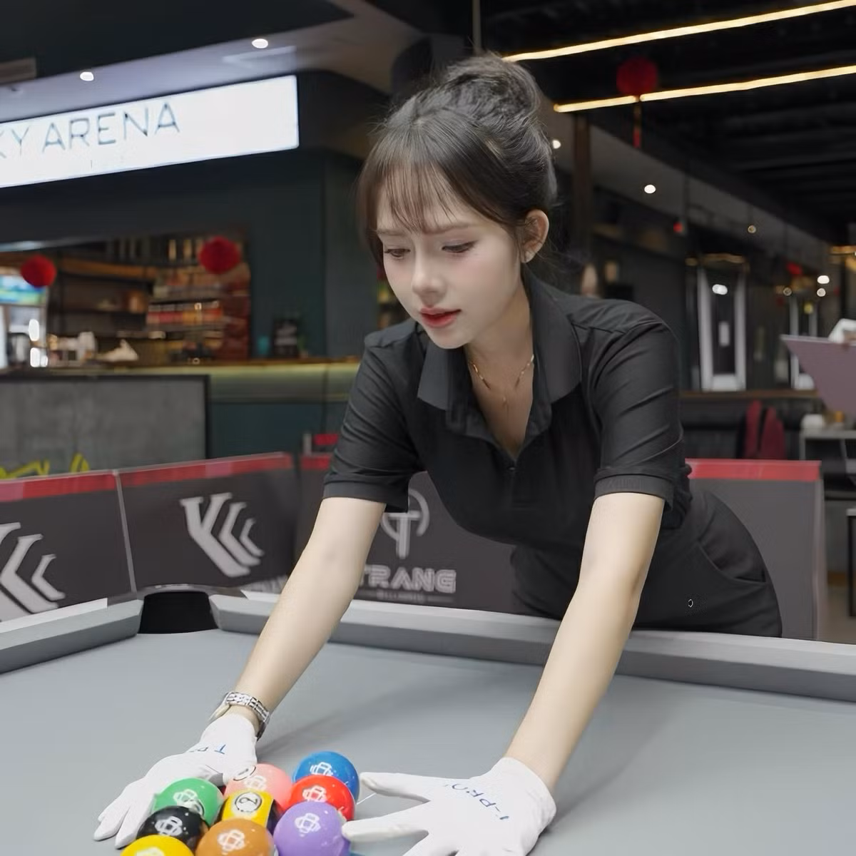 Phan Thị Diễm Quỳnh đã trở thành tâm điểm chú ý trên mạng xã hội. Sở hữu ngoại hình xinh xắn, gương mặt thiện cảm cùng phong thái tự tin, cô nàng nhanh chóng khiến hội anh em “đổ gục” chỉ sau vài khoảnh khắc xuất hiện trong các video liên quan đến bida.