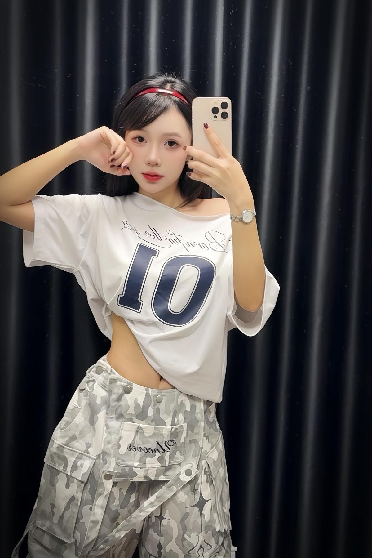 Một trong số đó, nổi bật nhất chính là video ghi lại khoảnh khắc cô nàng trổ tài “xếp bi” bằng tay không với độ chuẩn xác cao, khiến người xem không khỏi trầm trồ.