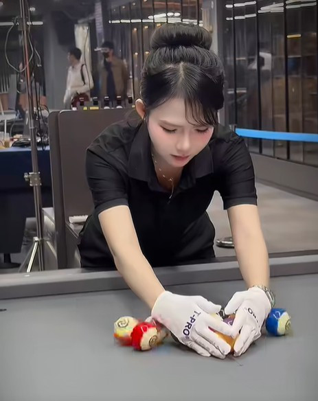 Điều đặc biệt hơn cả, Diễm Quỳnh không chỉ xuất hiện với vai trò người tham gia hay người trải nghiệm, mà còn đảm nhận luôn vị trí nữ trọng tài bida.