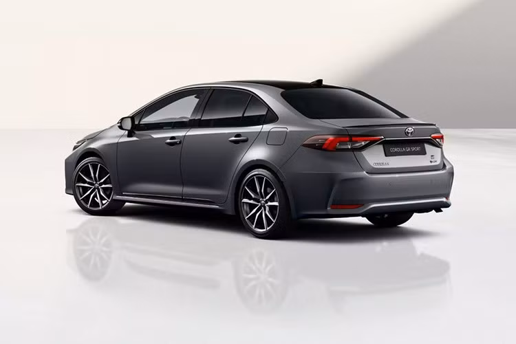 Phiên bản nâng cấp lần này của Corolla Cross tại thị trường châu Âu để duy trì sức cạnh tranh. Tại thị trường Nhật Bản, xe được biết đến với tên gọi là Corolla, còn tại Việt Nam nó còn được biết đến với cái tên Altis.